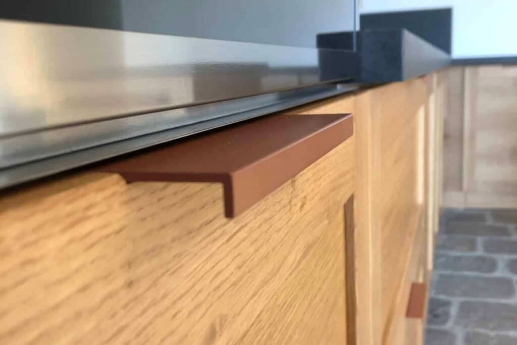 Come Disinfettare Mobili in Legno: Guida Pratica per una Casa Salubre 2 Disinfettare Mobili in Legno: Falegnameria Caponi