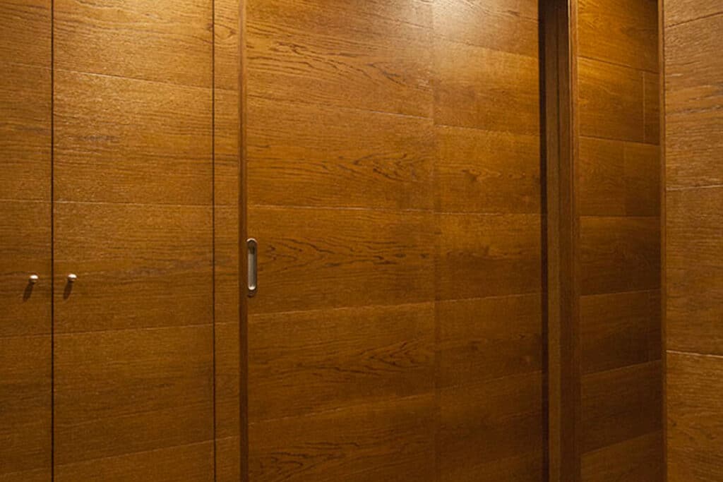 Come Disinfettare Mobili in Legno: Guida Pratica per una Casa Salubre 4 Disinfettare Mobili in Legno: Falegnameria Caponi